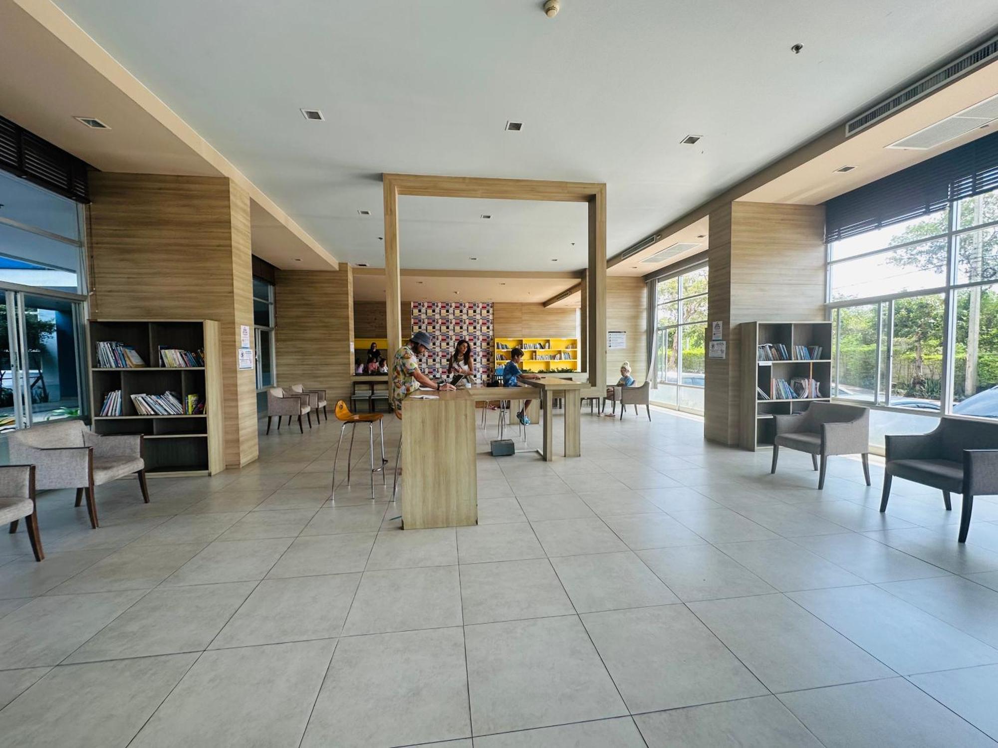 Seaview Beach Room Lumpini-Pool And Gym Face To Ocean Jomtien Beach Exterior photo